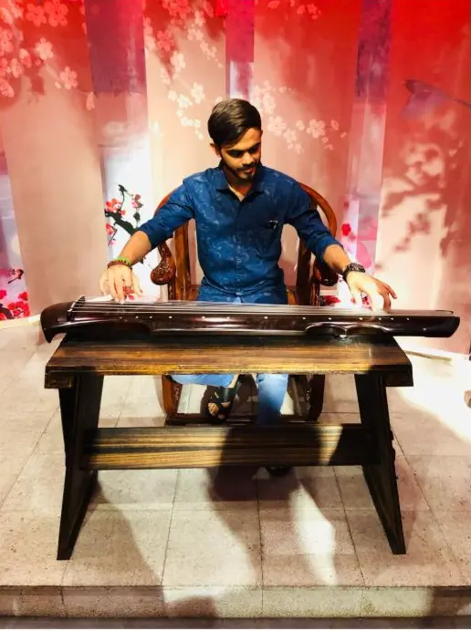 Playing the guqin