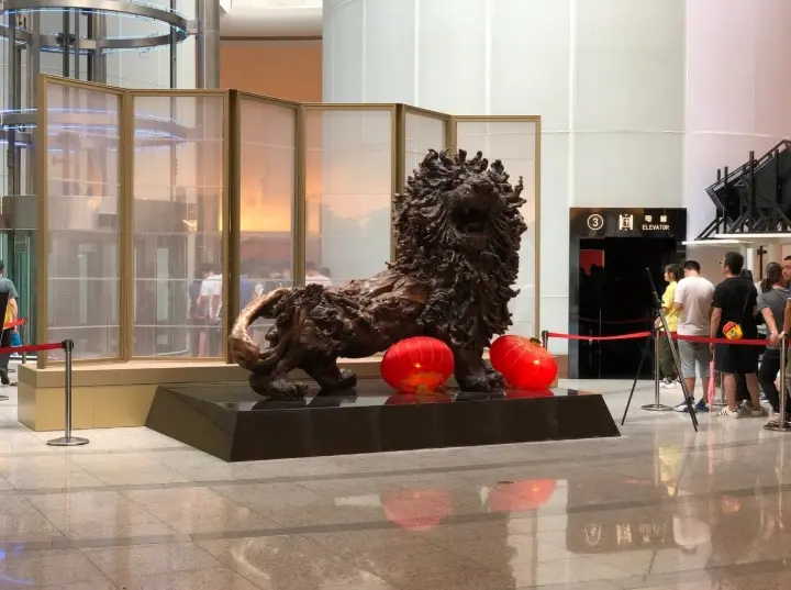 A bronze lion in the lobby